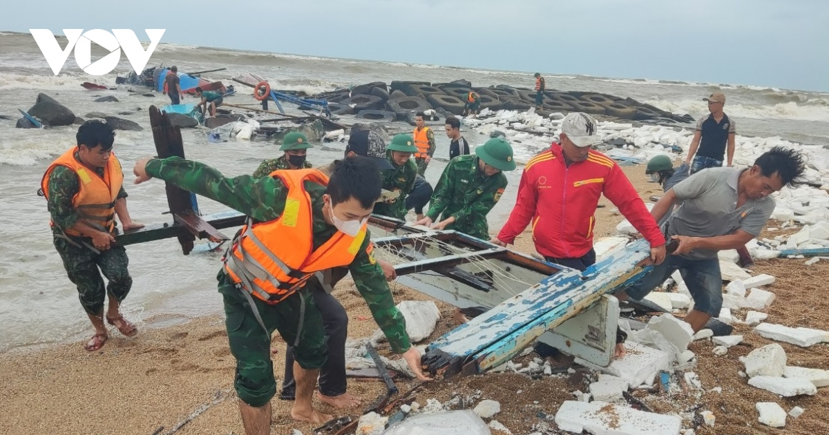 Sóng lớn đánh hỏng hoàn toàn tàu cá ngư dân tỉnh Phú Yên